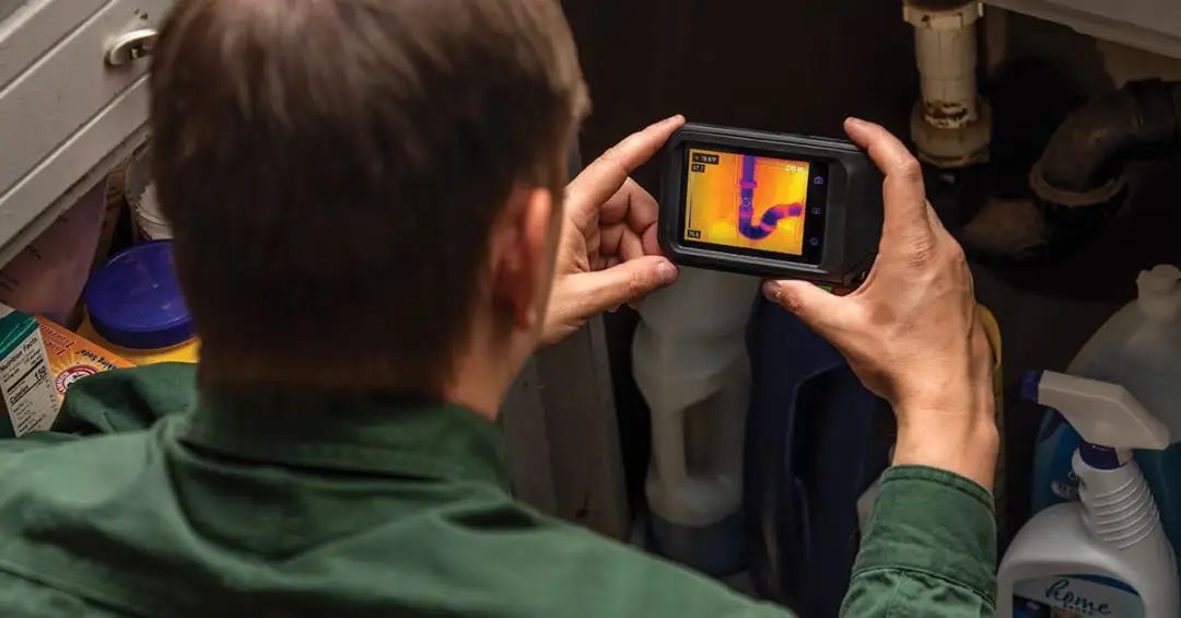 FLIR C3-X的电池可以连续工作4小时，而FLIR ONE Pro只有40分钟.jpg
